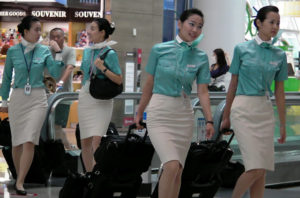 korean-air-hostess-in-airport_1
