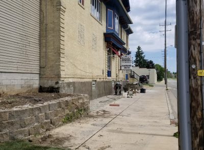 outdoor seating at Badger Burger