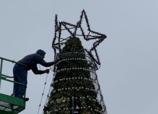 VIDEO | Volunteers assemble 45-foot tree at Enchantment in the Park Enchantment in the Park