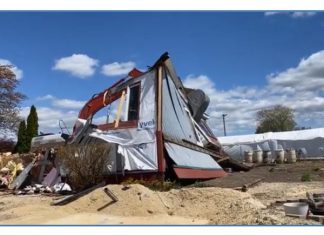 VIDEO | Demolition of West Bend Lakes clubhouse West Bend Lakes