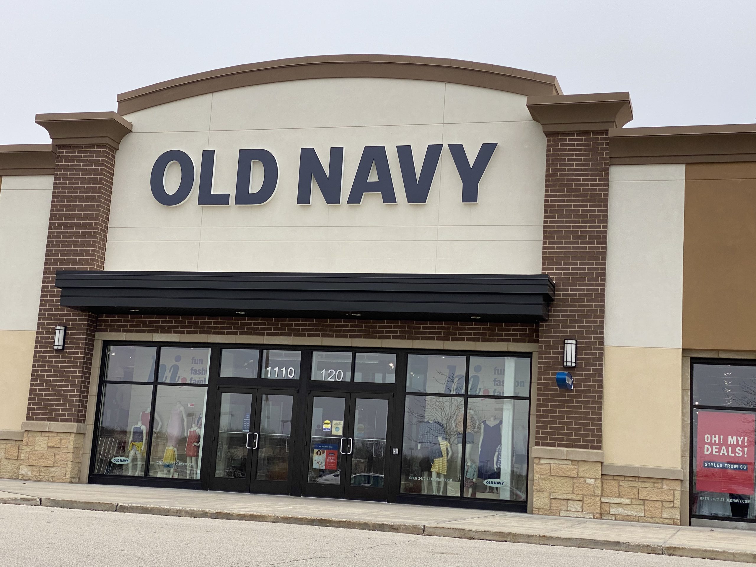 Old Navy Returns to Garden State Plaza with a Flash