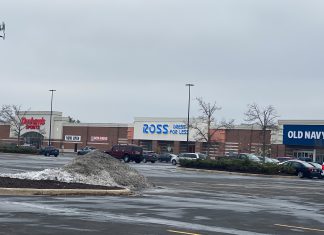 VIDEO | REAL ESTATE | Sign installed at Ross Dress for Less on Paradise Drive in West Bend, WI