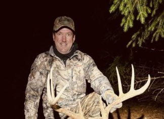 8-point monster buck taken by Mike Otten during successful bow hunt in Washington County, WI