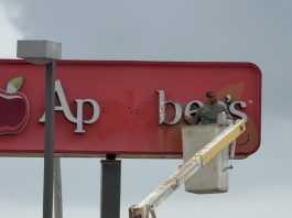 REAL ESTATE | Change in skyline as Applebee’s signs removed in West Bend, Wi