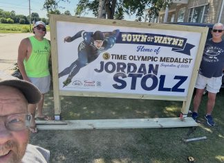 Olympic medalist Jordan Stolz sign in the Town of Wayne