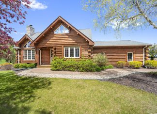 REAL ESTATE | Luxury log home in Town of Farmington, Wi | By BOSS Realty