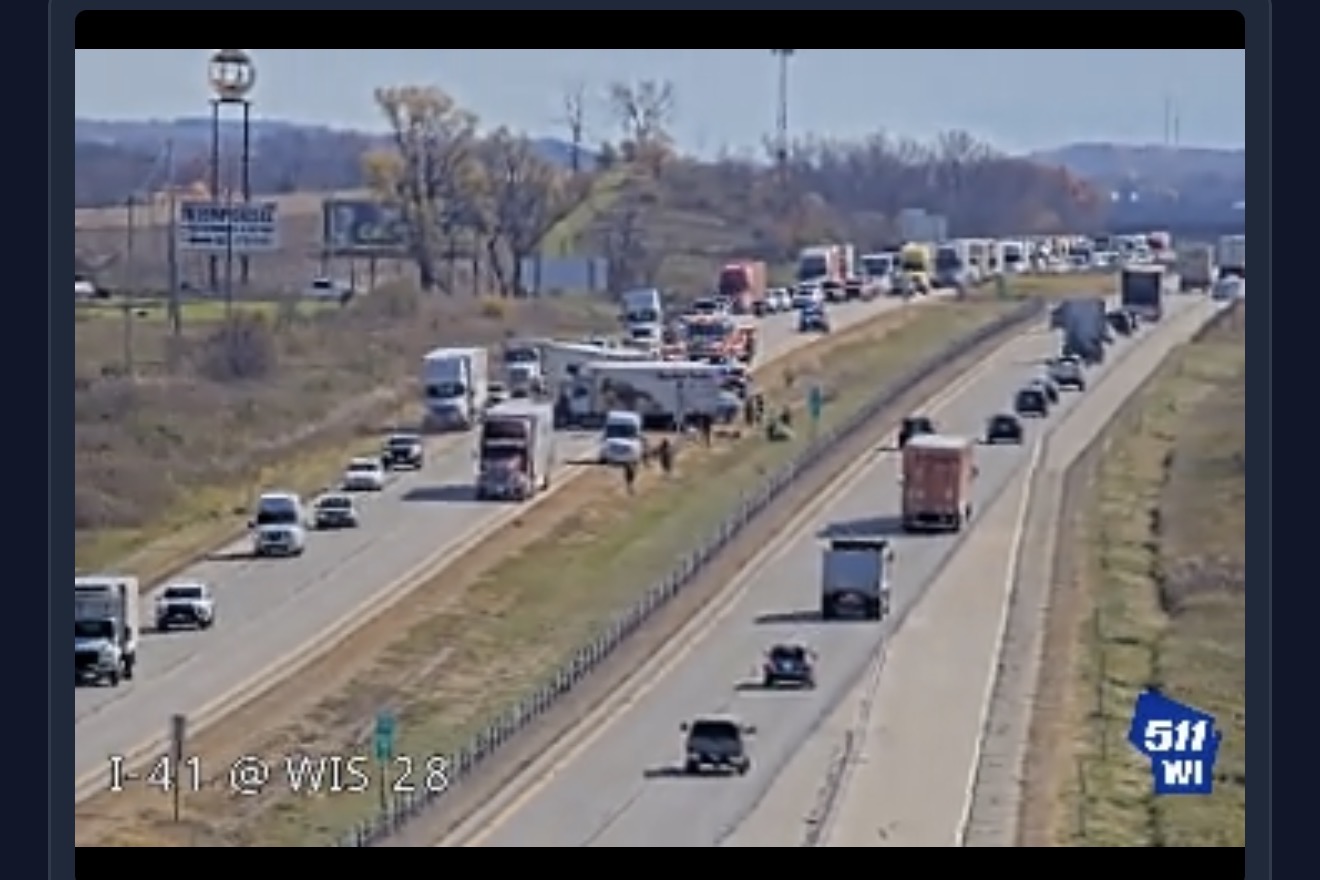 2 semis crash on I41 – backup northbound into Hwy 28